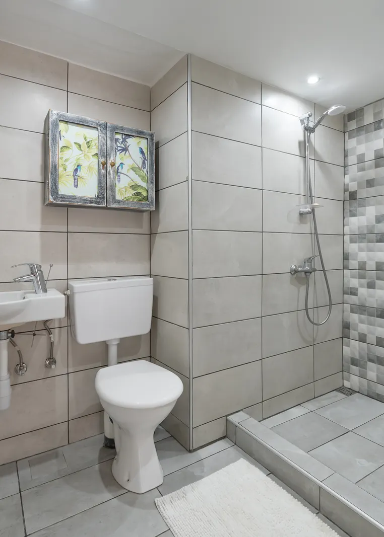 Studio 47 ensuite bathroom